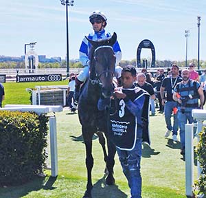 Shy Guy entrando en el paddock de ganadores